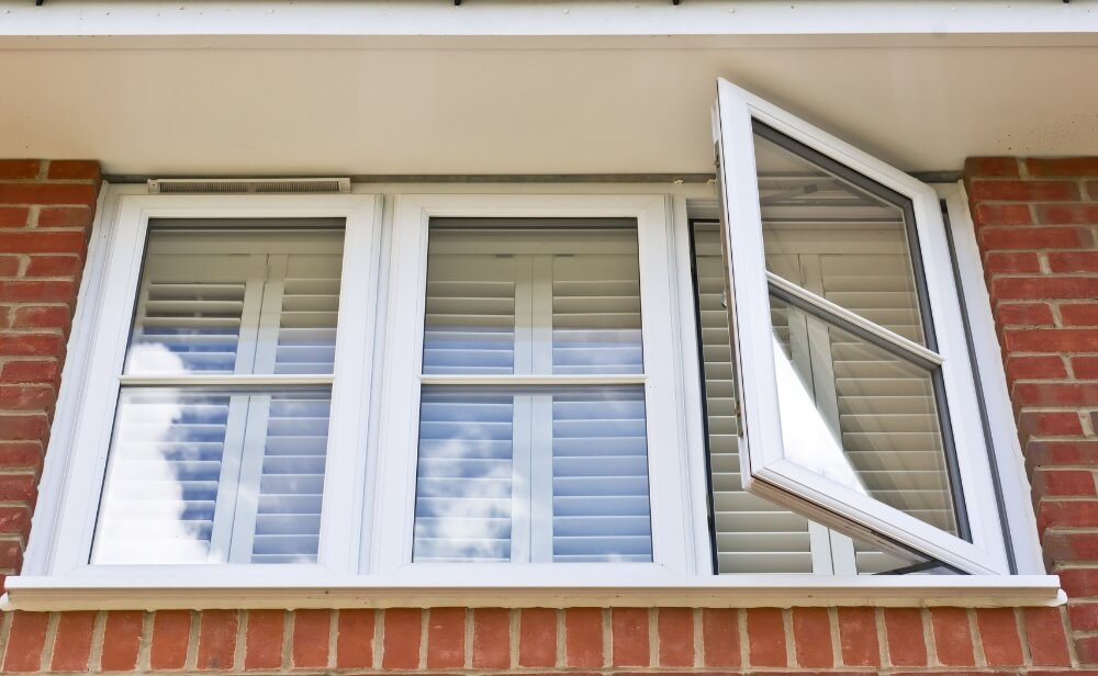o fereastră de termopan deschisă, cu accesorii, văzută din exterior