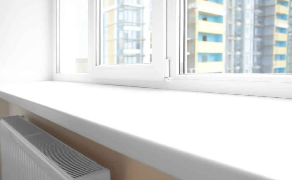 un glaf de termopan de interior, sub fereastra