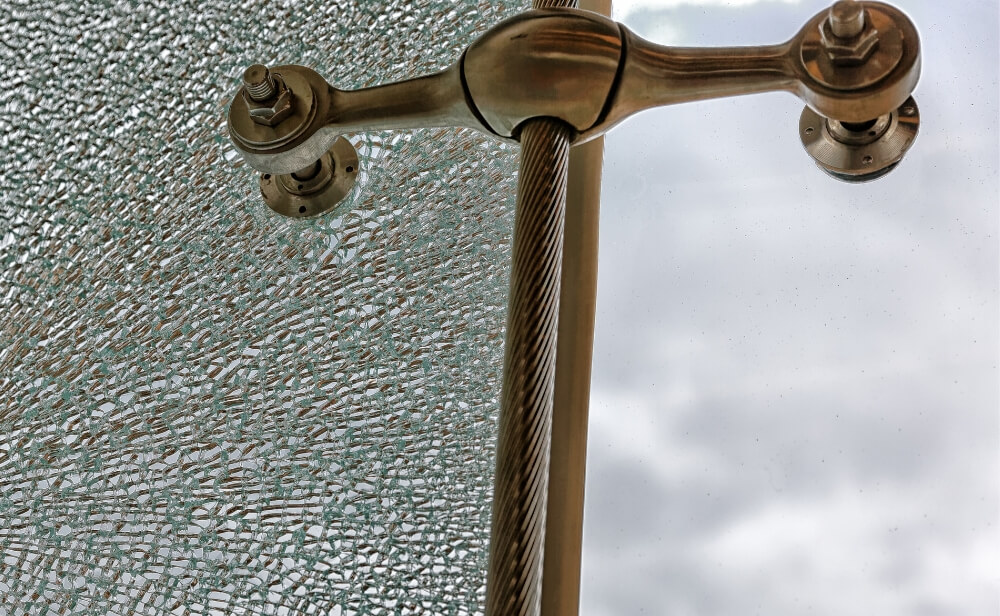 două geamuri securizate cu cel din stanga spart