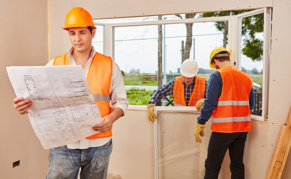 Servicii profesionale de instalare termopane o echipa care monteaza un geam termopan conform unui proiect