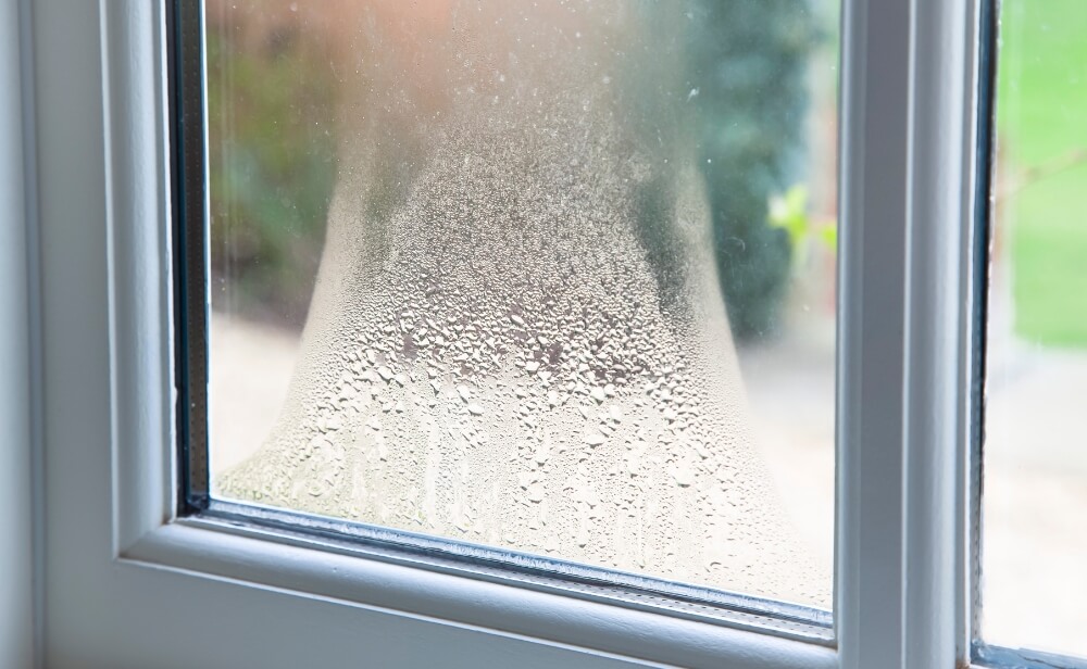 Înlocuire garnituri termopane un geam termopan cu condens care necesita o înlocuire a garniturii