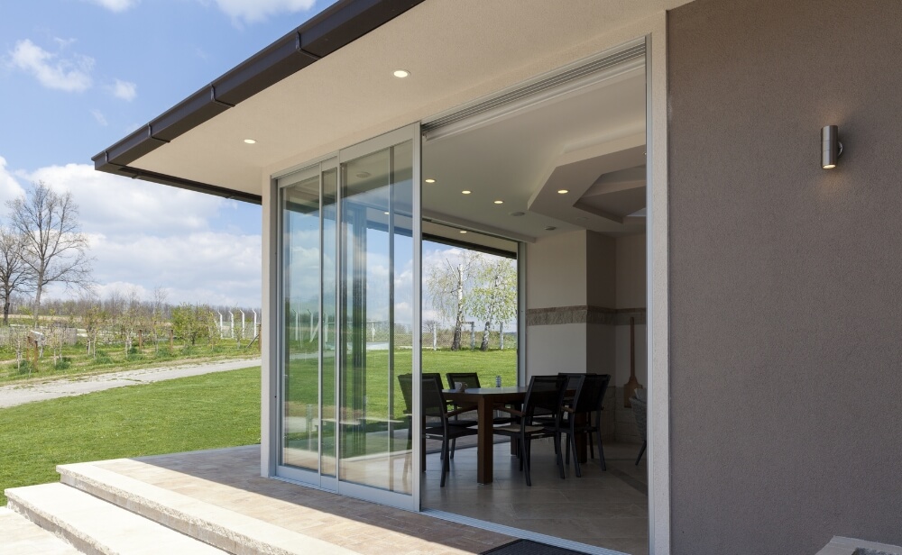 Reparatii usi termopane o casa cu usi termopane deschise