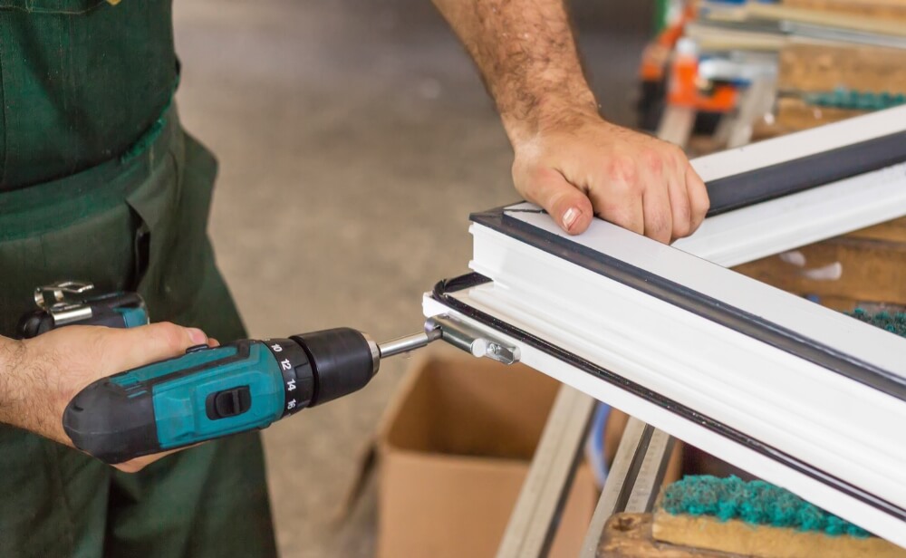 Tâmplărie PVC o persoană care asamblează o fereastră din pvc