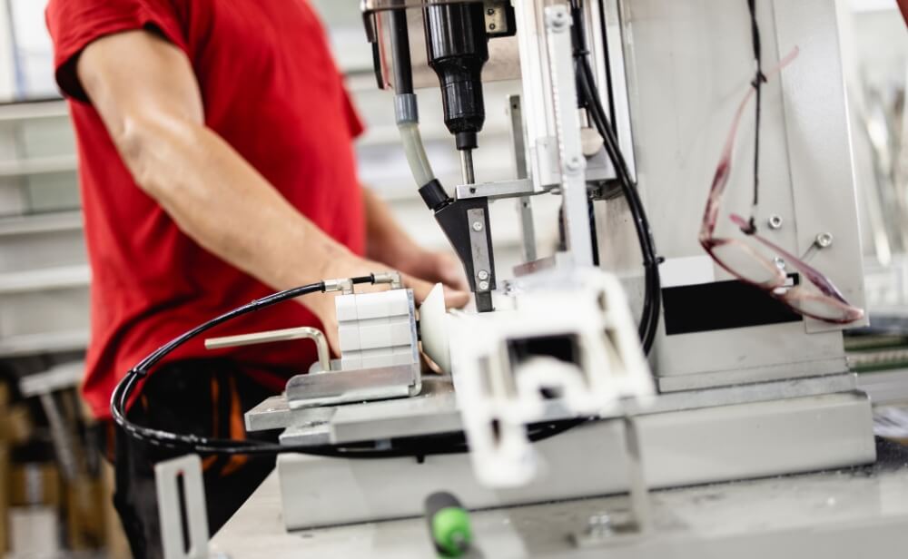 Tehnologie de ultimă generație o persoană care fabrică o fereastră termopan folosind echipamente de ultimă generație