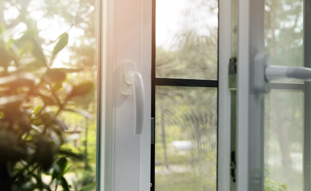 o fereastra de termopan cu o plasa de insecte plisse