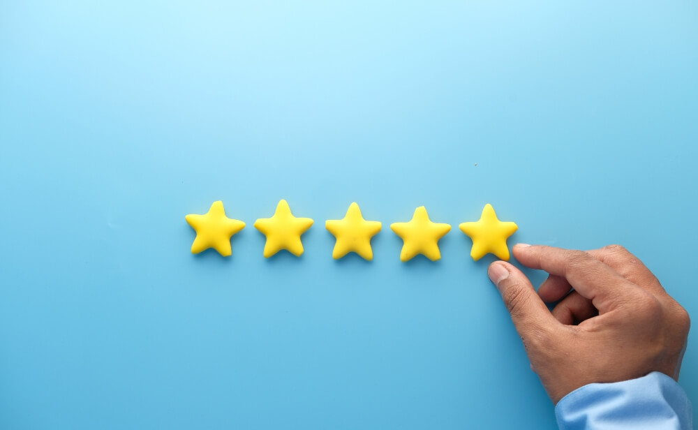 o persoană care pune 5 stele pe o masă