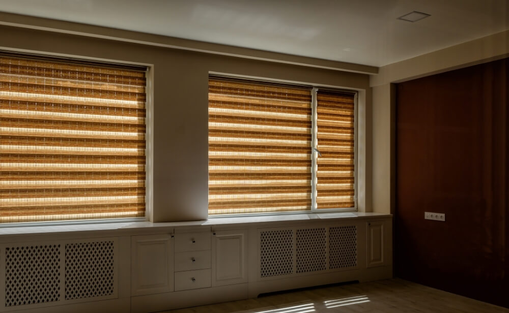 Avantaje rulouri exterioare o incapere cu rulouri exterioare la geamuri