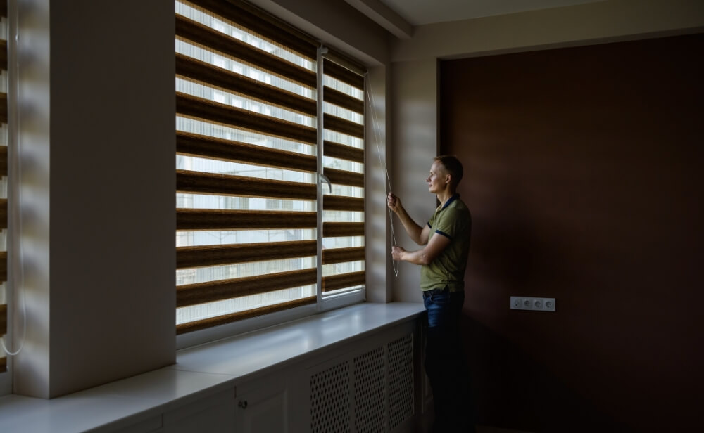 De ce sa montati rulouri exterioare o persoana care inchide rulourile exterioare de la geam