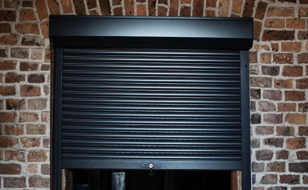 Tipuri de rulouri exterioare o fereastra cu un rulou exterior deschis pe jumatate