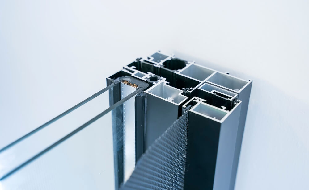 Avantaje tâmplărie aluminiu un profil de aluminiu cu geam în secțiune
