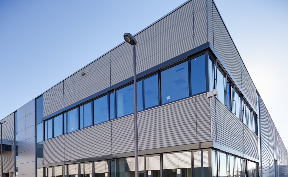 Tâmplăria din aluminiu – eleganță și longevitate o clădire elegantă cu ferestre din aluminiu