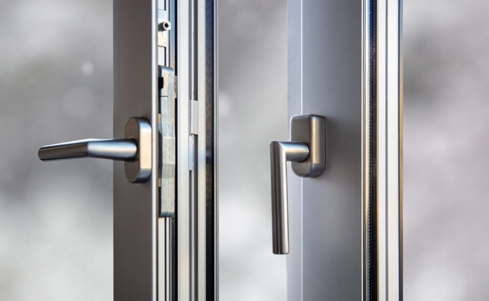 Ferestre aluminiu o fereastră de aluminiu deschisă