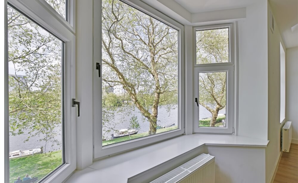 Tâmplărie pvc o soluție modernă O fereastră pvc prin care se vede o curte