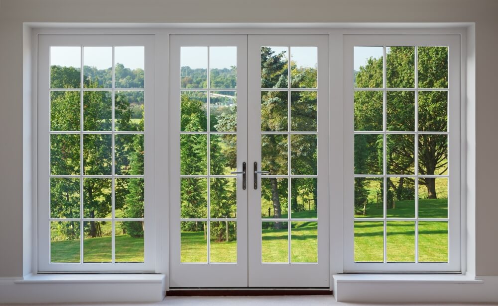 Uși PVC Uși din PVC care se deschid spre o grădină